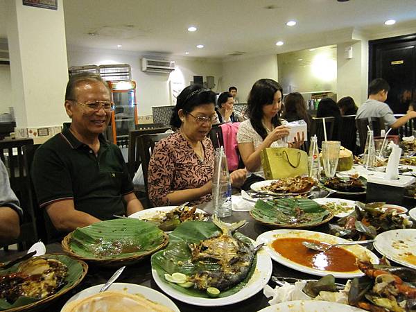 在印尼吃道地印尼風味餐,YenYen姑姑請客,親家公親家婆很開心.