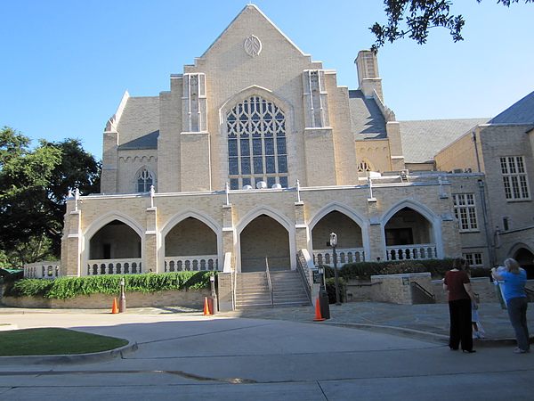 在Dallas的Highland Park United Methodist Church婚禮教堂的正面外觀.