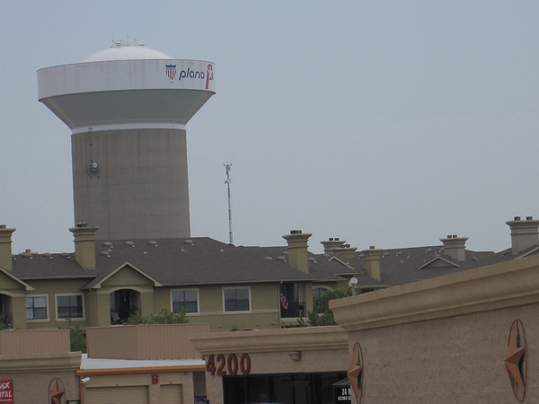 Allen 與 Plano的水塔都有德州孤星與自己的市鎮標誌相結合,遠遠看到水塔就知道家到了.