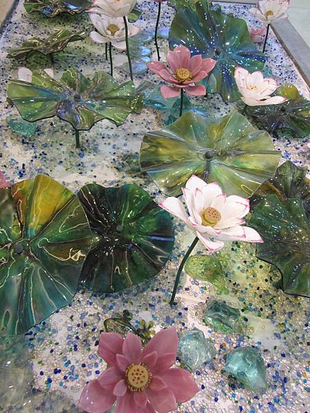 初二一早搭機到雅加達,機場美麗的磁磚玻璃作品:夏日花朵圖.