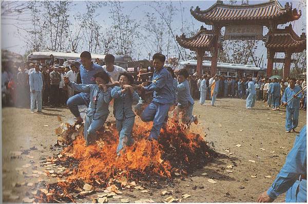 1960年聖地慈惠堂總堂"過火"(劉世武攝影集)