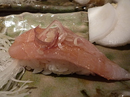 觉得腥         黑鲔鱼脑天-上面抺有筌寿司之酱汁