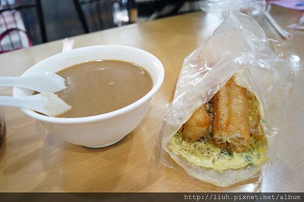 台南好吃的早餐:燒餅包油條,餅皮是脆的!