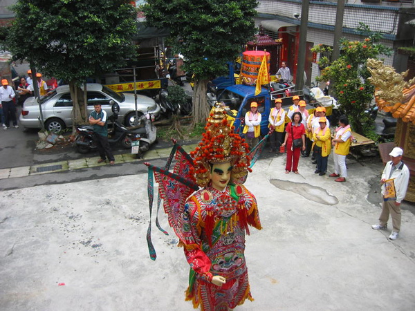 各路神明陸續抵達，先向清水祖師請安(游寶彩小姐提供).jpg