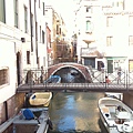 在這裡不是坐船...走路就是過橋～據說像這樣的小橋在威尼斯大概有400多座