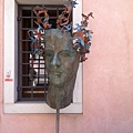 意外闖入一個小小藝術庭園～看到這組腦袋開花系列的金屬雕像