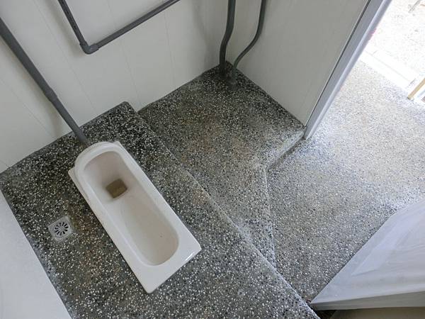 蹲式廁所內部-洗石地板
