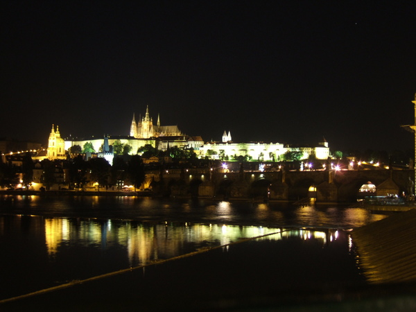 布拉格-城堡夜景.JPG