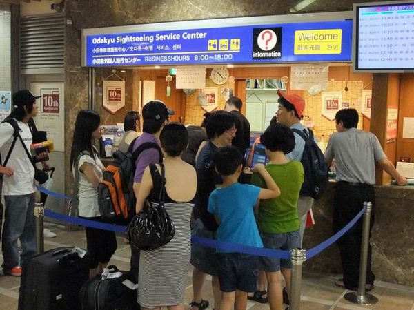新宿車站的小田急外國人旅行中心換了裝潢.JPG