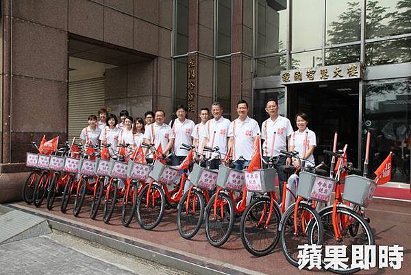 台灣房屋自行車首發團今日從桃園縣中壢市出發，進行母親節關懷慰問。業者提供