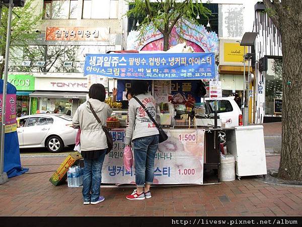 來到梨大外的街道