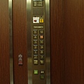 旅館電梯看起來蠻有歷史的
