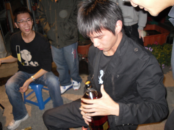 小郭拿的酒是John Walker.JPG