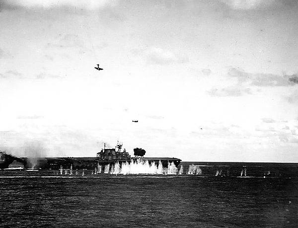 USS_Hornet_(CV-8)_during_battle_of_the_Santa_Cruz_Islands.jpg