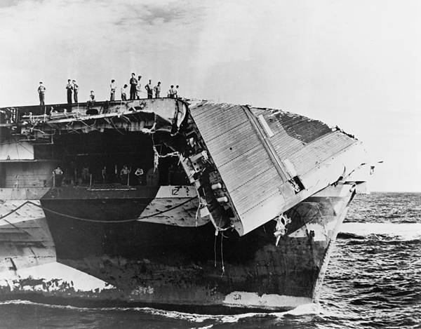 USS_Hornet_(CV-12)_damaged_flight_deck_1945.jpg