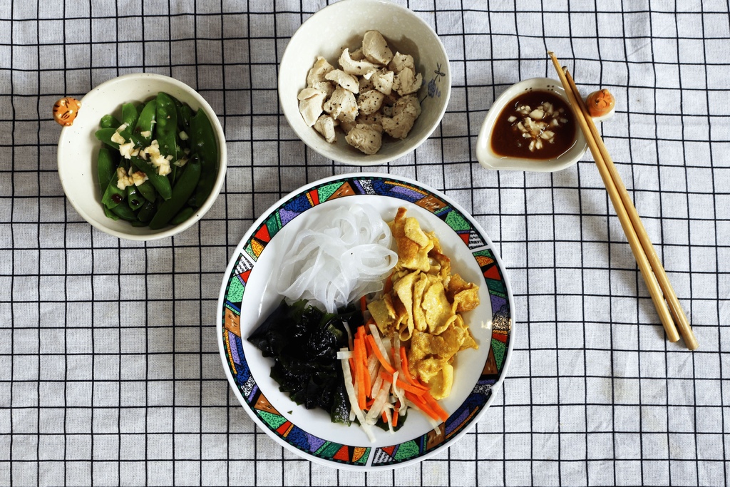 【食譜】低醣減脂餐 麻醬雞絲寬粉和風醬油豌豆莢海帶芽蛋皮紅白蘿蔔.jpg