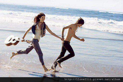 她接到喜欢了七年的他的电话。他对她说：“我们在一起吧。”尽管听到电话那头别人的窃窃笑声。她还昰淡定地说：“好啊。”然后她问：“大冒险又输了吧”他说：“我选的是真心话。”♥ .jpg