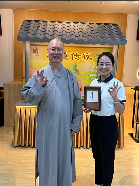 【旅居新加坡】 法鼓山 – 德慧傳家領取紀念品 & 果賢法師