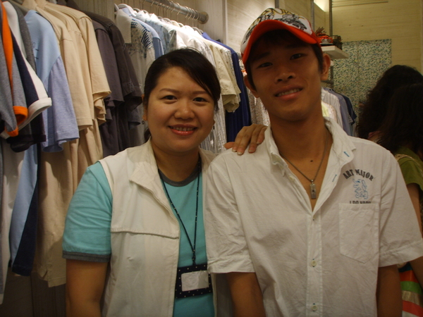 2007.08.11 Jingo 7&amp;9  與店長Nina.JPG