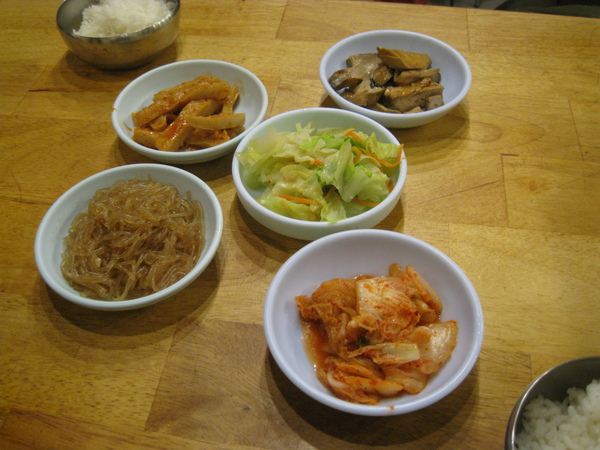 (師大夜市--超凡小飯館)五道可再加一次的小菜