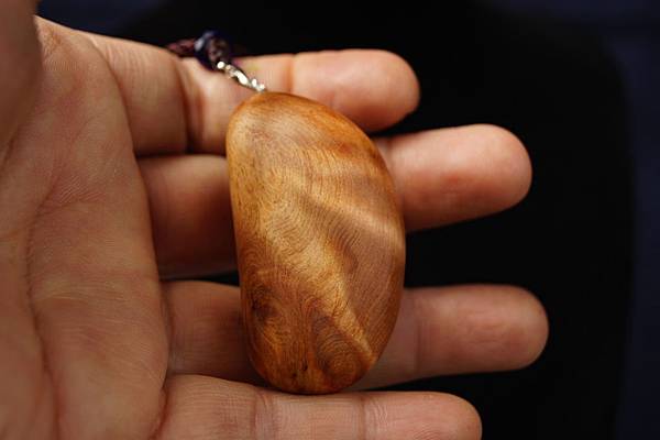 台灣紅檜閃花項鍊c001