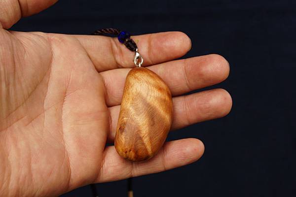 台灣紅檜閃花項鍊c001