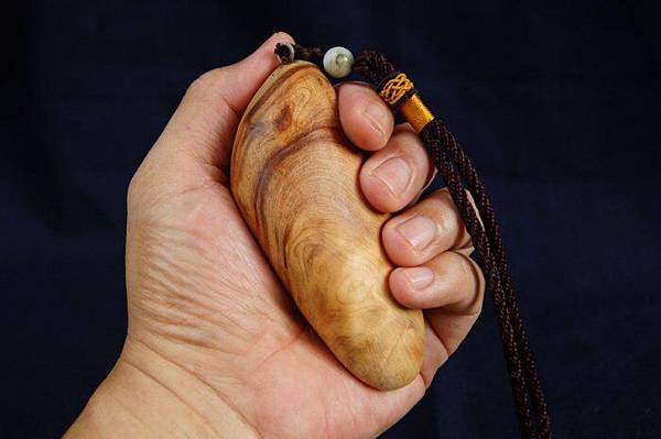 台灣檜木手把握件(A)珍貴檜木.值得珍藏,香味濃厚/聞香把玩