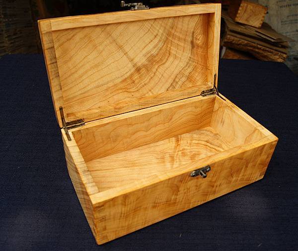 台灣檜木紅檜閃花寶盒(H)珠寶盒/檜木閃花料，取料極為不易 ，6面閃花，閃亮耀眼
