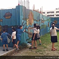圍籬處吸引學生駐足玩耍