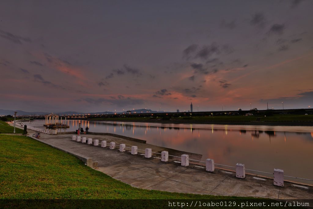 065基隆河畔兩岸公園不只是住區居民運動休閒的場所，還是夜遊好去處