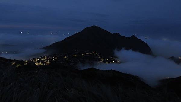 九份樂伯二手書店後山的樹梅坪黃昏落日雲海。春天的九份大海和台