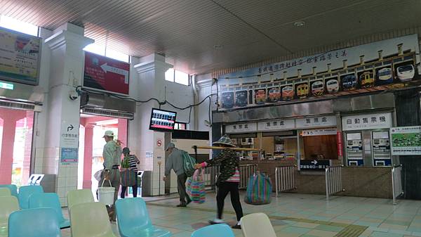 尊敬的宜蘭線火車肩挑手提的農漁行商擺攤小販朋友們。貢寮雞母嶺