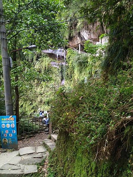 溥心畬最稱道的台灣風景。風瀑閃飛簷。新北市新店區銀河洞瀑布。