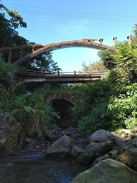 金瓜石外九份溪圳橋三層橋。老中青三代，清朝，日本，民國。 中