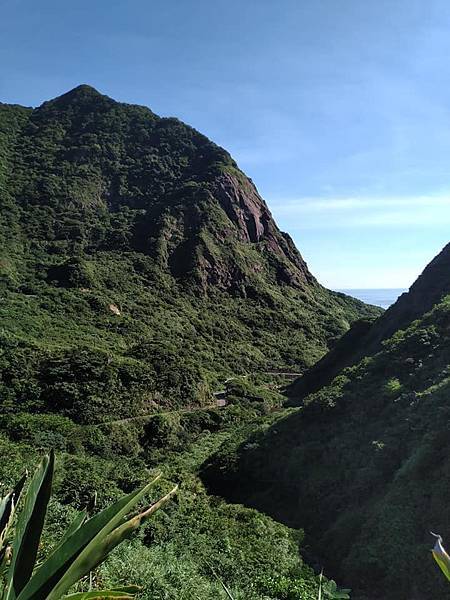 金瓜石金福宮東側，水圳橫切稜線峽道，野薑花圳溝，一線天，來到