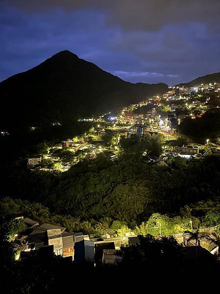 臺灣最大金主的界碑。雞籠山地界碑 共業主顏雲，蘇維仁， 蘇盛