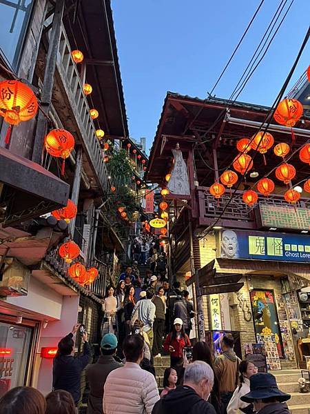 九份是小重慶，小香港，小上海，阿爾及爾的卡斯巴，....苗栗