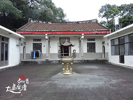 劉家宗祠,是傳統的客家的規格,戶外的天公爐,主廳的擺設、棟柱皆可觀看到。目前仍有六房的子孫居住在此。