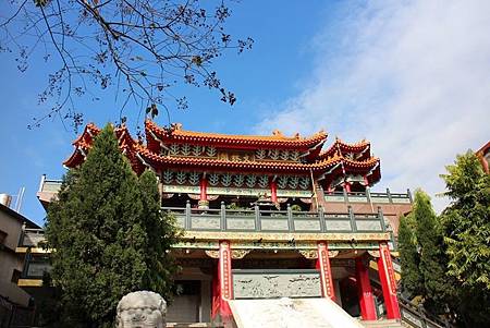 文林閣。其廟前一對龍柱頗為精美,值得一看。造訪時,廟前上的跑馬燈內容很有趣…其中之一:【我喜歡你不是因為你有那麼好,而是因為你身上,我總能感覺到自已缺失的一部份,因為你我