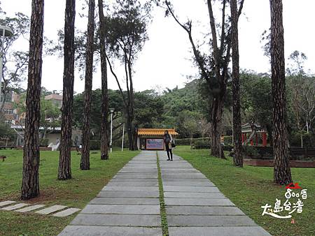 鄧雨賢音樂文化紀念公園。說實話,這公園跟鄧雨賢相關的事物不多,不過耳邊不自覺響起「四、月、望、雨」的旋律,在這時空中迴盪。