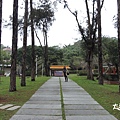 鄧雨賢音樂文化紀念公園。說實話，這公園跟鄧雨賢相關的事物不多，不過耳邊不自覺響起「四、月、望、雨」的旋律，在這時空中迴盪。