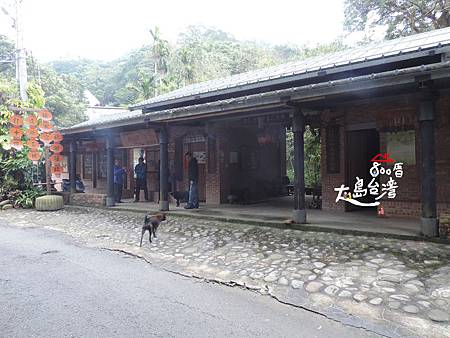 紙寮窩工作坊外觀,是復興造紙藝術的所在地,雖然牆面上貼著過往紙寮窩的歴史,但總沒有在地人親身述說來得令人心會神怡。