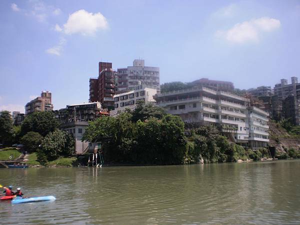 文學步道遙看對岸開天宮