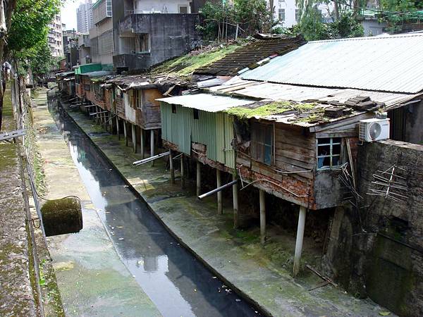 碧潭到力行路之間的瑠公圳旁一度吊腳樓違建林立