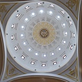 聖若瑟聖堂內部屋頂，中間的"IHS"標誌為耶穌會會徽