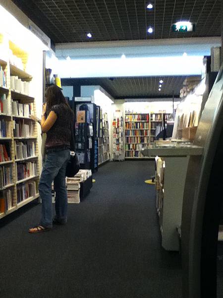 去FNAC逛書店，找英文的葡萄牙旅遊書，但找不到...