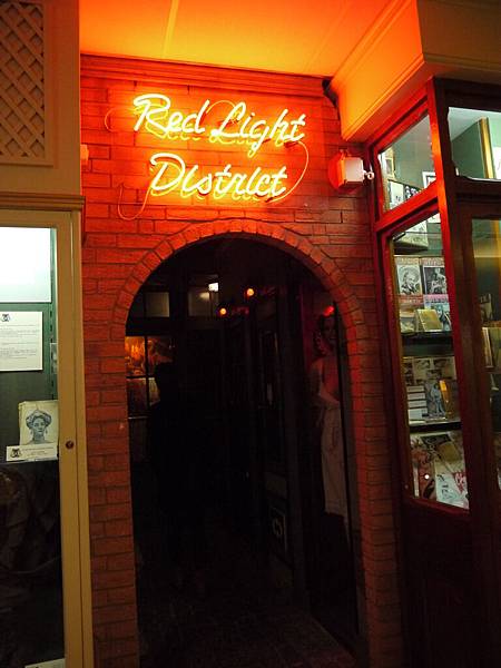 紅燈區不能照相，我們只好照"性博物館"的"假紅燈區"過過乾癮XD