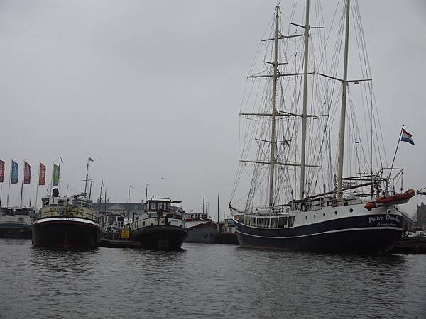 荷蘭曾經是航海大國，到處可見船隻在河上航行