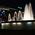 晚上的加泰隆尼亞廣場噴水池