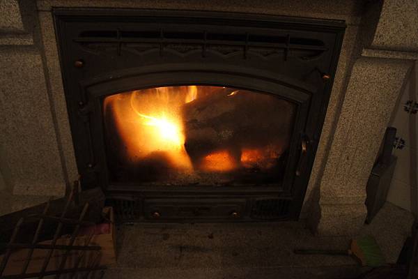 鄉下用木柴燒火取暖當作暖爐，很像童話故事一樣，還有煙囪可以排煙~
